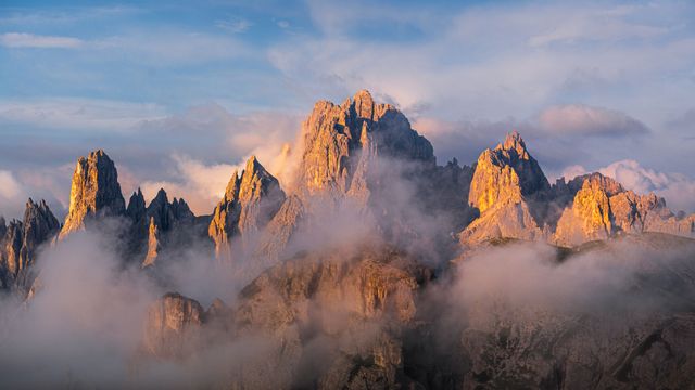 陽光輝く雲間の岩峰，カディーナ山群，イタリア