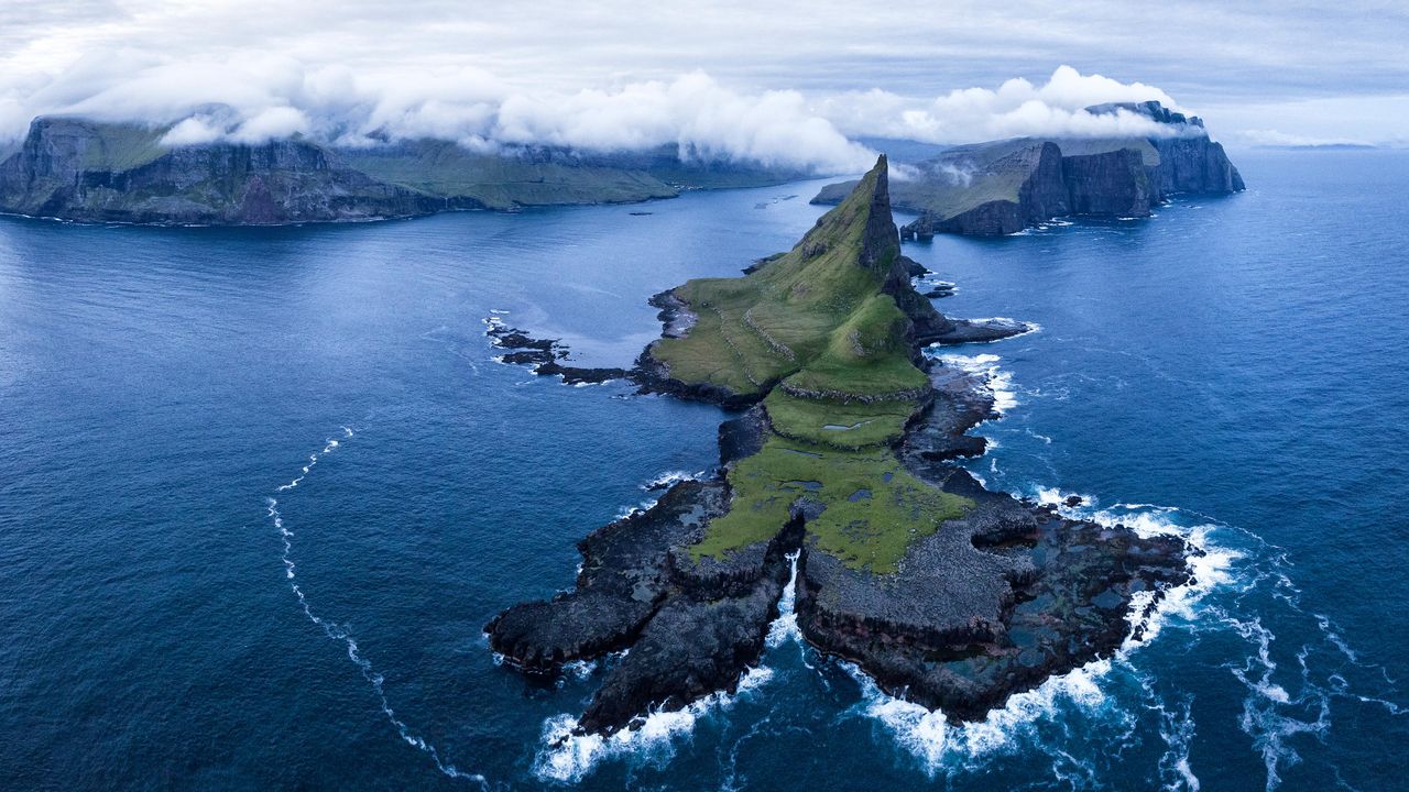 壮大な岩山, フェロー諸島