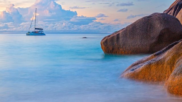花崗岩の巨石とカタマラン，セーシェル プララン島