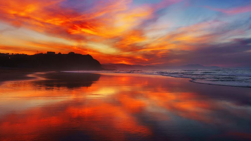 夕焼けに照らし出された海岸