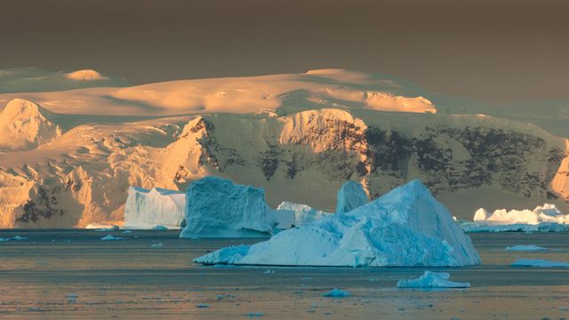 南極大陸の氷山