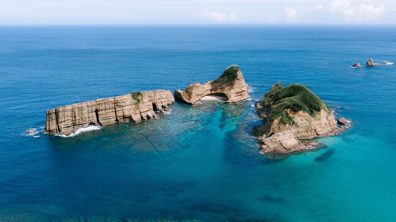 青い海に浮かぶ種子島の無人島, 鹿児島県
