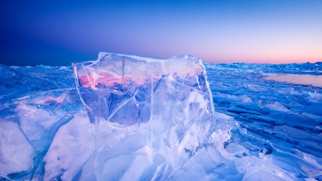 凍結するスペリオル湖, 米国 ミネソタ州