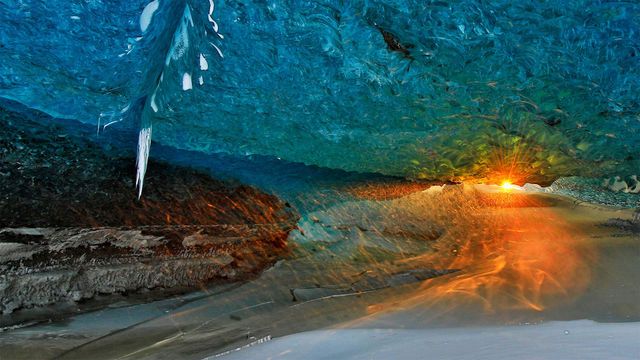 ｢氷の洞窟から見た夕日｣アイスランド, ヴァトナヨークトル氷河