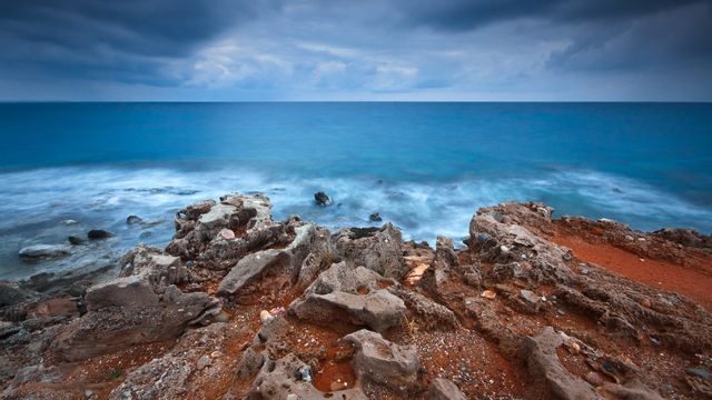 波立つ岩礁，クレタ島，ギリシャ