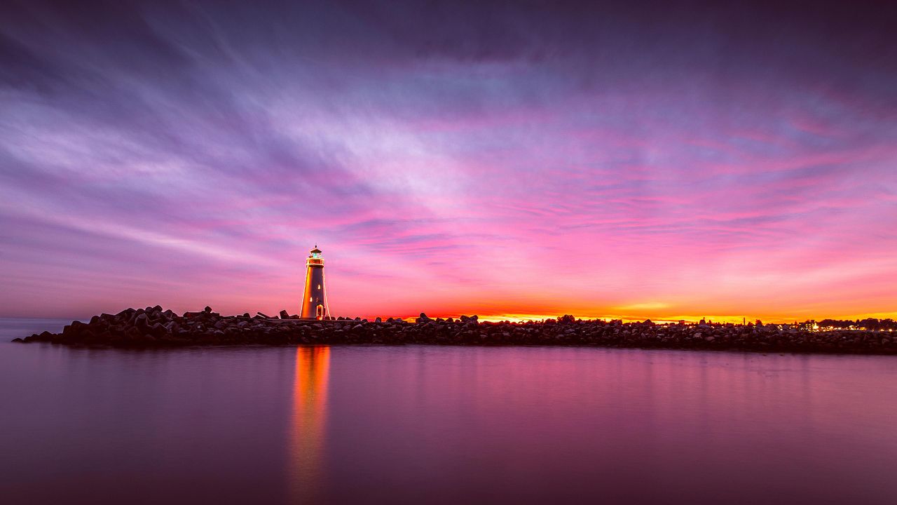 夕焼け空に輝く灯台, カリフォルニア州 サンタクルーズ