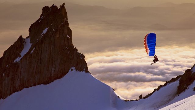 「スキーパラグライダー」米国オレゴン州, フッド山