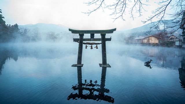 金鱗湖の鳥居, 大分県 由布市