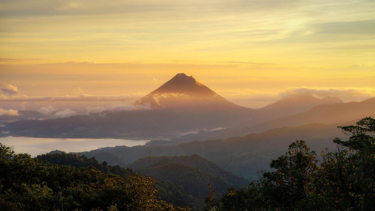朝焼けの眠れる火山, インドネシア バリ島
