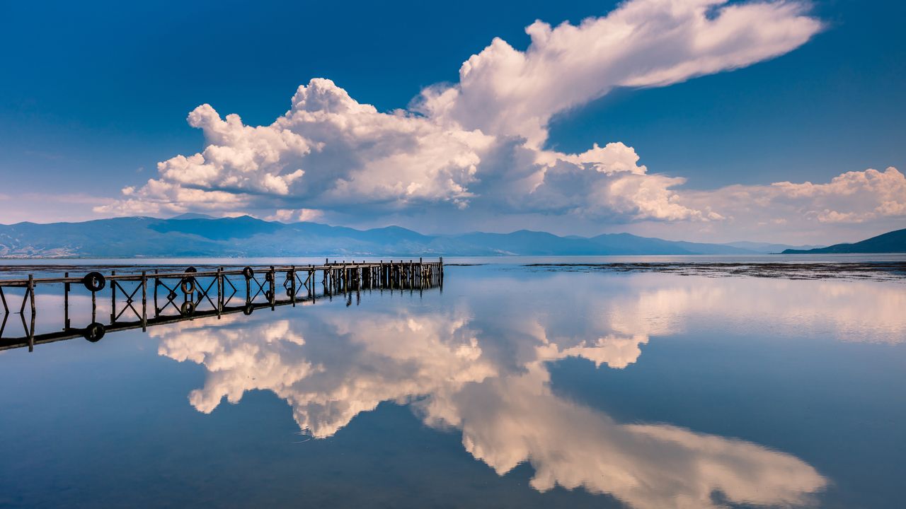 1 つの湖、3 つの国 - Windows スポットライト壁紙 | 高画質4Kダウンロード