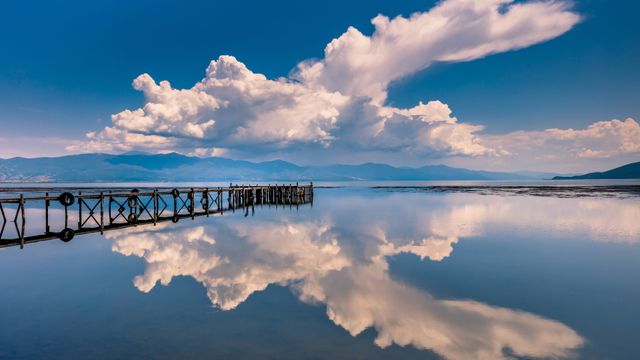 1 つの湖、3 つの国 - Windows スポットライト壁紙 | 高画質4Kダウンロード