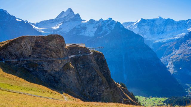 フィルスト・クリフウォーク, スイス （© Hans-Georg Eiben/Huber/eStock Photo）