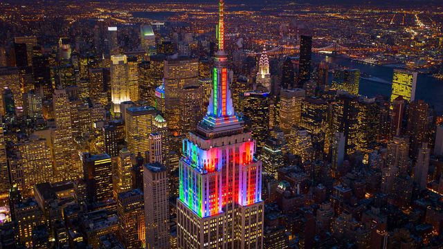 「エンパイア・ステート・ビルディングのライトアップ」米国ニューヨーク州, ニューヨーク市