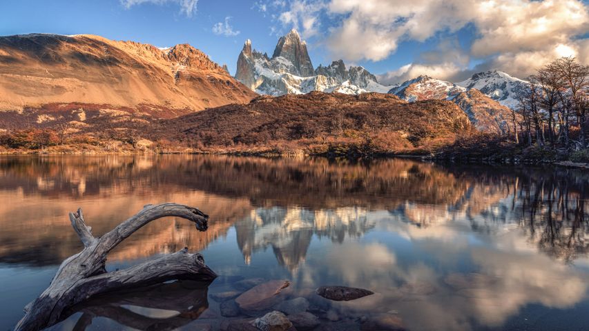 水鏡に映る山